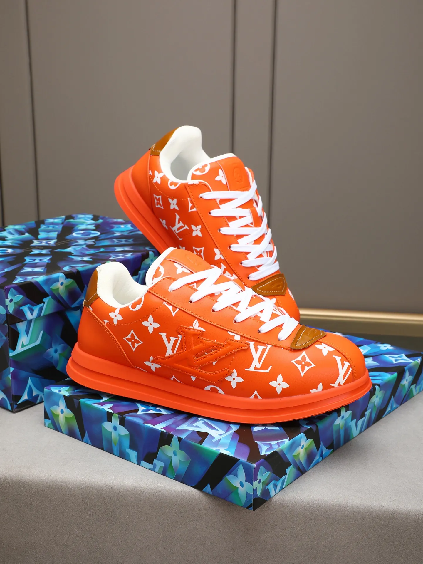 Men's Men's Shoes 💰500 LV Louis Vuitton L Jialu Brand Runner Tatic Series Thick-soled Casual Sports Shoes Running Shoes Original purchase, development, production This LV Runner Tatic sports shoe combines technical materials such as mesh fabric and ribbons to interpret the inspiration of traditional mountaineering shoes. LV letters are written on one side, the lariat buckle of the quick lacing system is embellished with Monogram flowers and Louis Vuitton logos, and the light and wear-resistant rubber outsole completes the whole. ▪️Fabric: Original imported cowhide + mesh ▪️Inner lining: Original customized breathable mesh ▪️Sole: Original open-molded anti-slip rubber combination material ▪️Size: Men's 40-44 (45 46 customized)